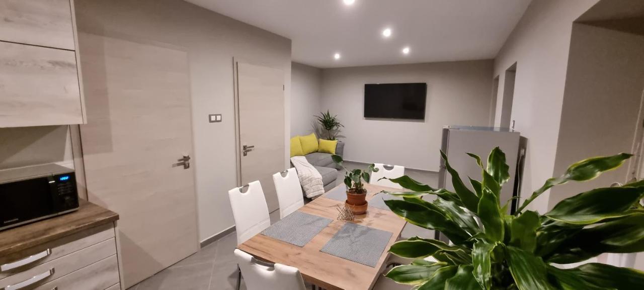 Hos-Cegledi Vendeghaz Miskolc -Oenallo Otthon, Mely Csak Az Oenoeke Exterior photo