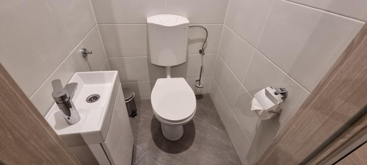 Hos-Cegledi Vendeghaz Miskolc -Oenallo Otthon, Mely Csak Az Oenoeke Exterior photo